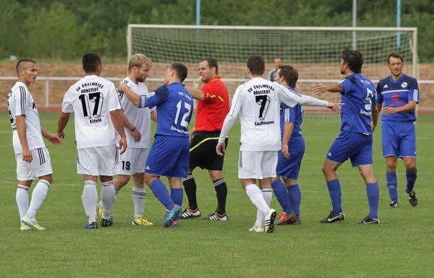 „Rudelbildung:“ Die Spieler mit Schiedsrichter Thomas Thrun