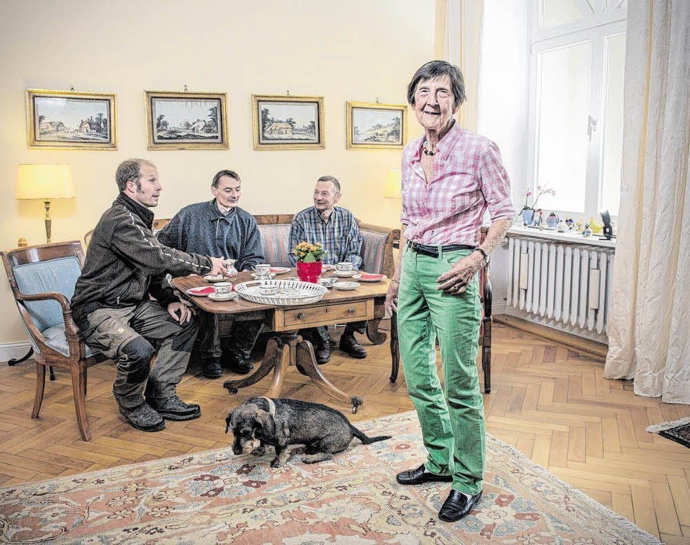 Gemütliche Kaffeerunde mit den Neffen: Gisela von Arnim sieht gerne Gäste bei sich. Oftmals kommen auch ehemalige Bewohner des früheren Kinderheims im Schloss.
