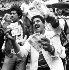 Wütende algerische Fans zeigen Geldscheine nach dem Fußball-WM-Gruppenspiel Deutschland - Österreich im Molinon-Stadion in Gijon (dpa-Archivfoto vom 25.06.1982).