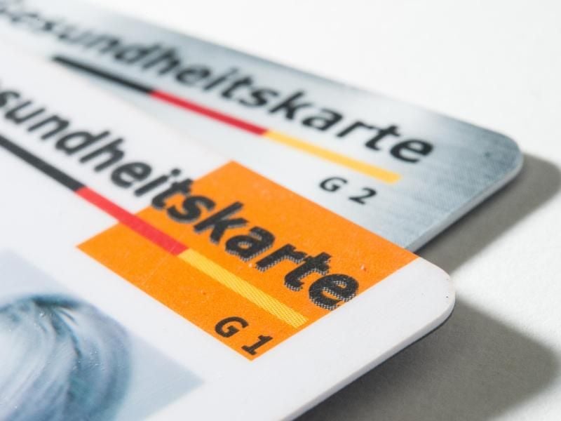 Ältere Gesundheitskarten mit dem Kürzel „G1” sind spätestens im Januar 2019 nicht mehr beim Arzt einlesbar. Gesetzlich Versicherte sollten immer die aktuellste Karte verwenden. Foto: Franziska Gabbert/dpa-tmn