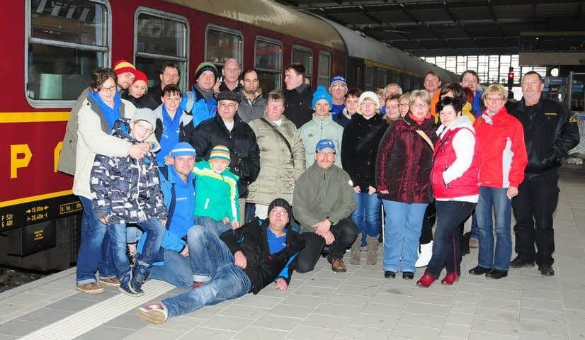 Bevor es auf den Chemnitzer Weihnachtsmarkt ging, posierten die IFA-Freunde aus Jessen vor dem Mitropa-Speisewagen.