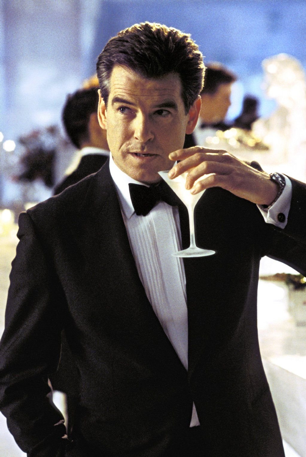 Bond (hier dargestellt von Pierce Brosnan) wie man in kennt - mit Martini.