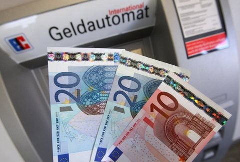 An fremden Geldautomaten können Gebühren fällig werden. (FOTO: DPA)
