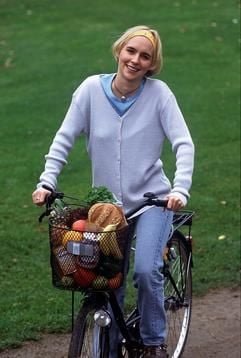 Hungern ist unnötig, und auch zehn Kilometer Joggen pro Tag müssen nicht sein - wer zum Einkaufen das Rad nimmt, statt mit dem Auto zu fahren und beim Kochen das Fett reduziert, hat im Kampf gegen die Pfunde gute Karten (Foto: dpa)