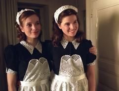 Anna (Nadja Uhl, l) und ihre Zwillingsschwester Lotte (Thekla Reuten, r). Der Film «Die Zwillinge» erzählt vom tragischen Schicksal des Zwillingspaares Anna und Lotte. Beide werden 1926 nach dem Tod ihrer Eltern getrennt. Während Lotte wohlbehütet bei einer niederländischen Familie aufwächst, landet Anna auf einem Bauernhof, wo sie ausgebeutet und misshandelt wird. (Foto: dpa)