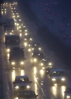 Die Scheinwerfer vieler Fahrzeuge spiegeln sich am Montag (13.01.2002) auf der B1 in Dortmund auf der regennassen Fahrbahn. Regen, Schnee und Eis haben am frühen Montagmorgen zu kilometerlangen Staus und einem Verkehrschaos in mehreren Bundesländern geführt. (Foto: dpa)