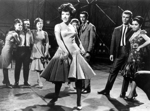 Die rassige Anita (Rita Moreno, M.) tanzt im Filmklassiker West Side Story von 1961. (FOTO: DPA/ARCHIV)