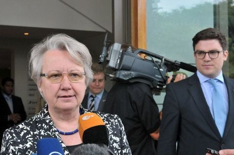 Von Südafrika aus kündigte Annette Schavan an, gegen die Entscheidung der Universität Düsseldorf klagen zu wollen. (FOTO: DPA)