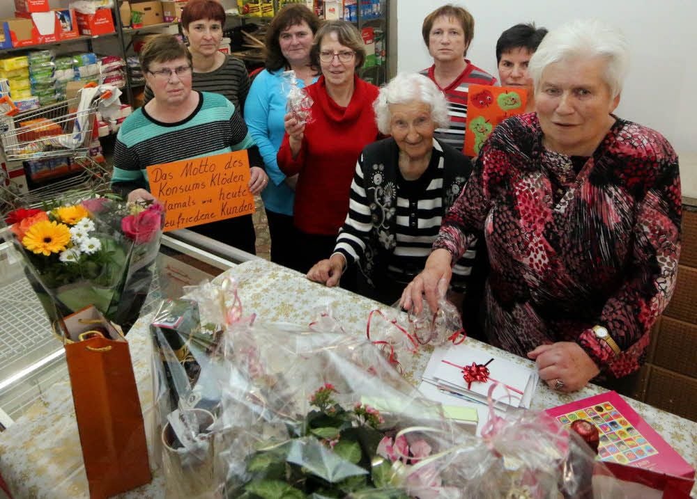 Aus Anlass von 40 Jahren Konsum-Verkaufsstelle in Klöden gab es einige Geschenke, die neben anderen der ehemaligen Leiterin Ingrid Zarrad (rechts) und dem „guten Geist“ Lieselotte Liebmann (vorn, zweite von rechts) gezeigt wurden.