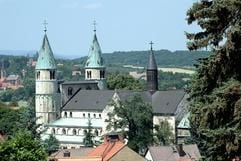 Die Stiftskirche St. Cyriakus in Gernrode. Sachsen-Anhalt setzt im Tourismus weiter auf seine historischen Bauwerke. Fast 15 Jahre, nachdem die Straße der Romanik als erste Tourismusroute des Bundeslandes aus der Taufe gehoben wurde, ist sie nun erweitert worden. (Foto: ddp)