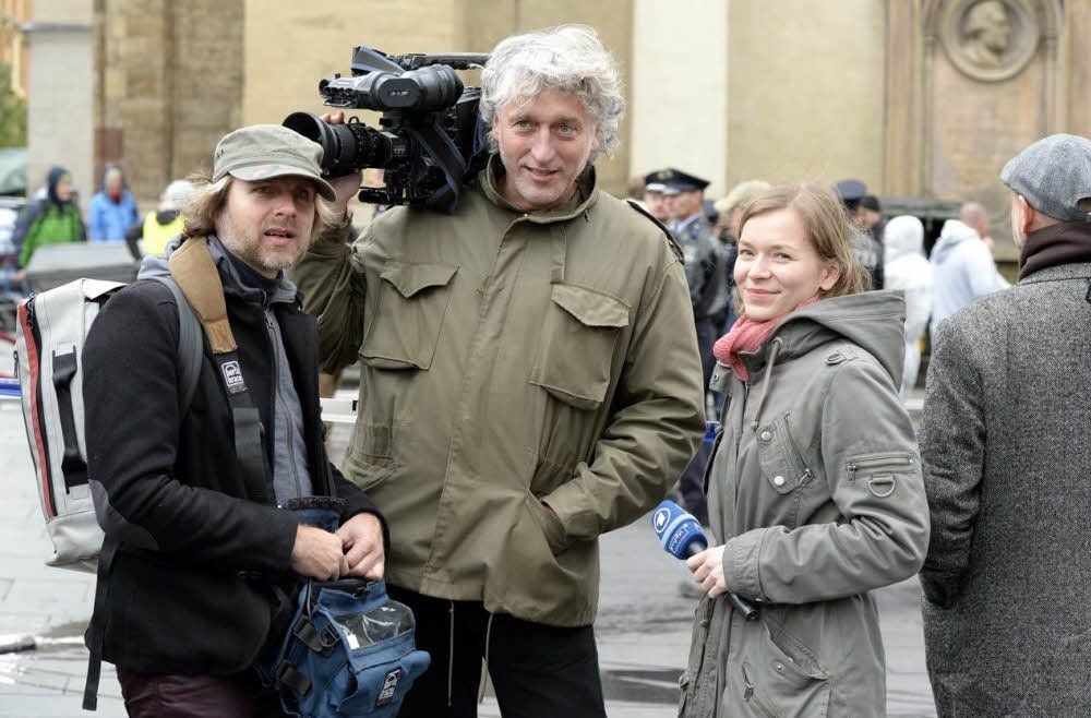 Spiel im Spiel? Der hallesche Theater-Regisseur Alexander Terhorst (l.) mimt den Komparsen - hier mit Tom May und Marie Christin John als TV-Team.