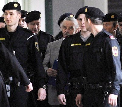 Josef Fritzl vor dem Gerichtsaal im österreichischen St. Pölten. (FOTO: DPA)