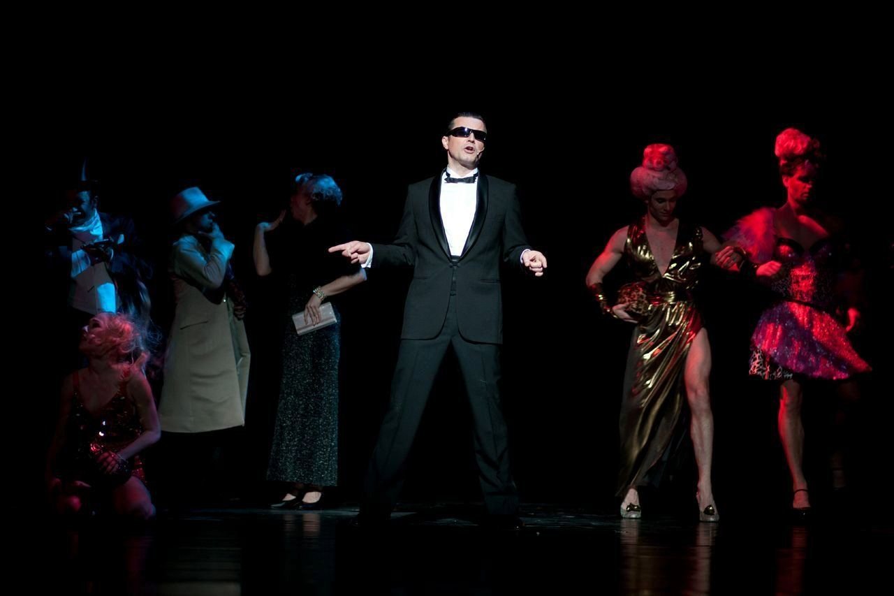 Das Bild zeigt eine Szene des Tanzstücks "Falco - The Spirit Never Dies" am Theater Trier mit Alexander Kerbst (M.) als Falco.