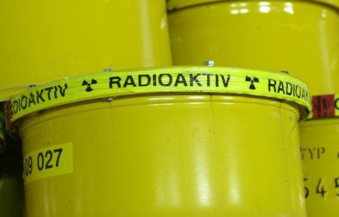 Ein Schriftzug mit der Aufschrift «radioaktiv» an Fässern. Das Atommülllager in Morsleben soll für immer verschlossen werden. (FOTO: ARCHIV/DPA)