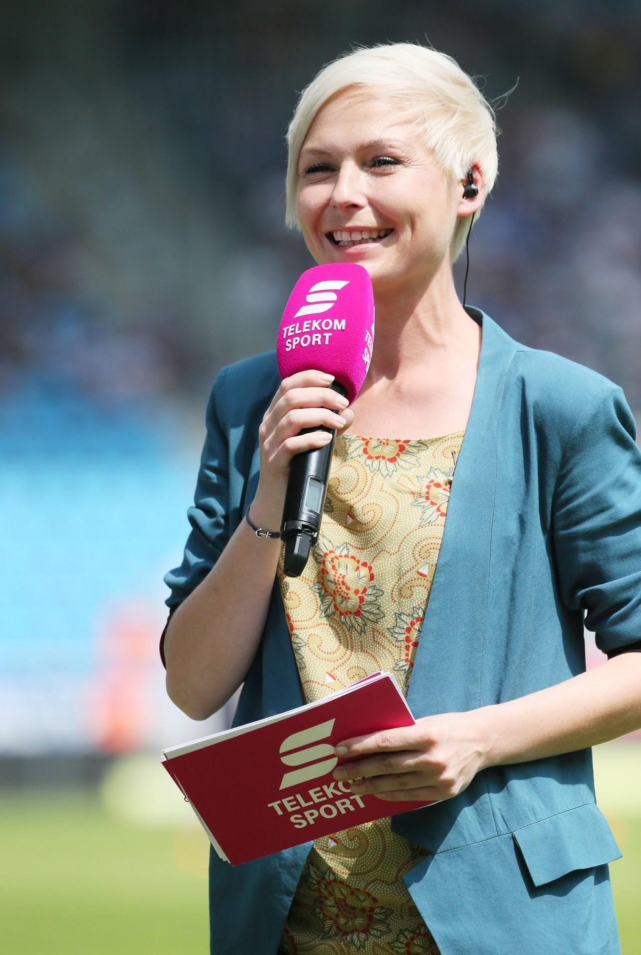 Anett Sattler moderiert für Telekom Sport die Live-Übertragungen der 3. Liga.