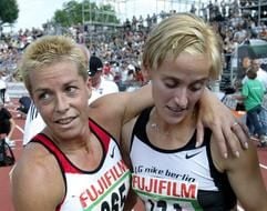 Deutsche Meisterschaften der Leichtathleten am Sonntag (29.06.2003) im Ulmer Donaustadion. Die Zweitplatzierte im 400 Meter-Lauf, Grit Breuer (l), gratuliert der Siegerin Claudia Marx (r). Marx gewann die 400 Meter in einer Zeit von 52.00 Sekunden. (Foto: dpa)