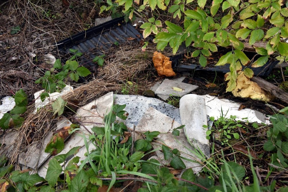 Diese illegale Asbestentsorgung wurde von MZ-Fotograf Peter Lisker am Rand eines Wirtschaftswegs in der Nähe von Weißenfels entdeckt.