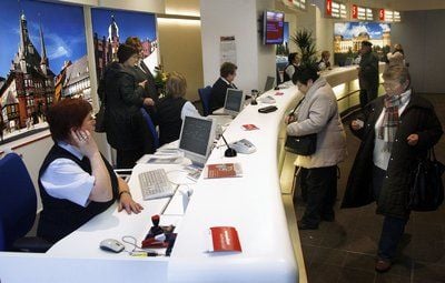 Kunden stehen vor Fahrkartenschaltern im neuen Reisezentrum der Deutschen Bahn AG im Hauptbahnhof in Magdeburg. (FOTO: DPA)