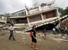 Nach dem Tsunami kam das Erdbeben: Diese Gebäude in der Ortschaft Gunung Sitoli auf der indonesischen Insel Nias wurde durch die jüngsten Erdstöße Ende März zerstört. (Foto: dpa)