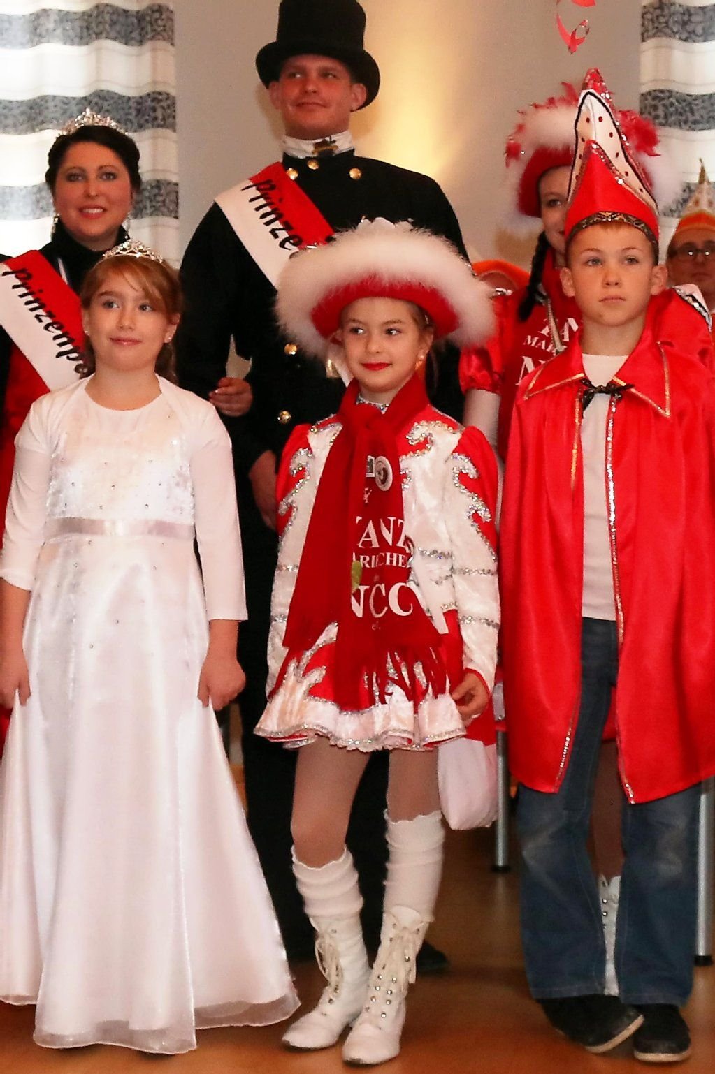 Die Prinzenpaare der 37. Session des Nienburger Carnevalsclubs (NCC) sind gekürt. Julia I. und Martin I. haben die Regentschaft übernommen (hintere Reihe). Als Kinderprinzenpaar sind Nina I. (vorn links) und Sascha I. (vorn rechts) ernannt worden. Die Prinzenpaare wurde von den Funkenmariechen Ida Marie (vorn Mitte) und Vivien bei der Übernahme der Ämter unterstützt.