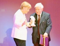 Bundeskanzlerin Angela Merkel (CDU) überreicht den Medienpreis «Osgar» der «Bild»-Zeitung an Altkanzler Helmut Schmidt (SPD). (Foto: dpa)