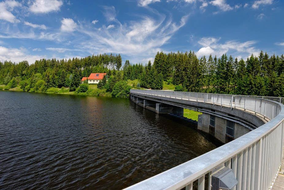 Wasser, Bäume, blauer Himmel - die Überleitungssperre Königshütte ist das nächste Wanderziel.
