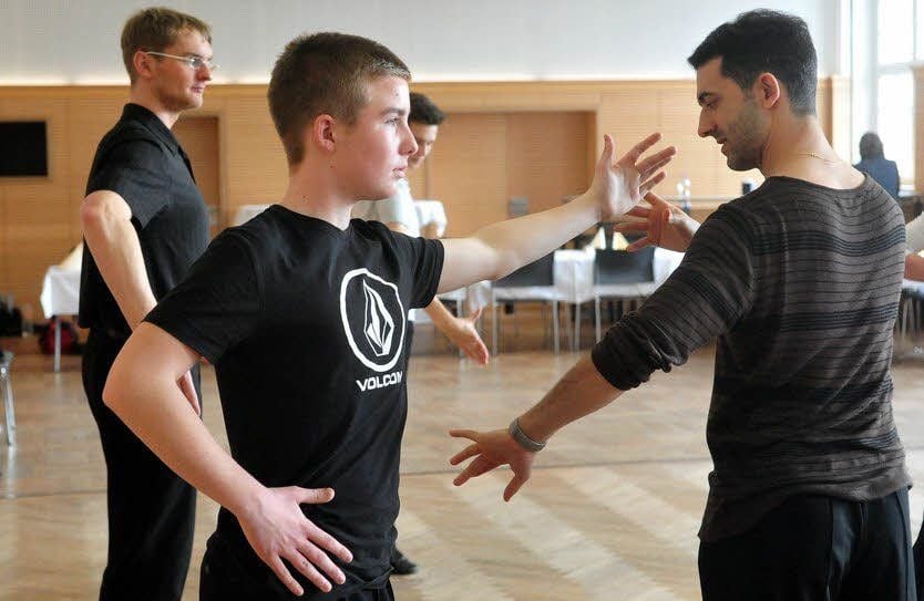 Tanzlehrer Jonatan Perez (rechts) mit Peter Spiske (links) und Felix Mählis