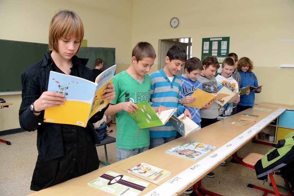 Laura Schmidt (links) aus der 8/2 schaut sich moderne Schulbücher an.
