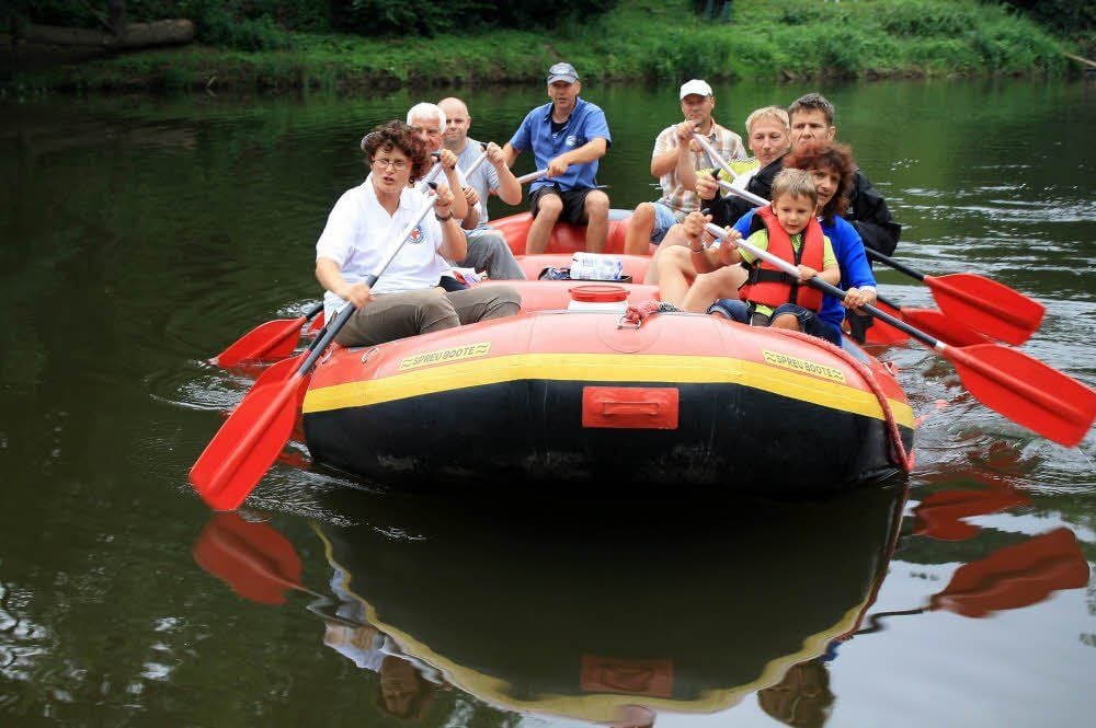 Wassertouristen, die wie hier mit dem Schlauchboot auf der Weißen Elster unterwegs sind, könnten bald auch in Bornitz und Ostrau Ein- und Austiegsmöglichkeiten haben.