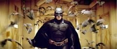 Christian Bale als «Batman» im Fledermauskostüm (undatierte Filmszene). Bale spielt die Hauptrolle in «Batman Begins», dem fünften Film über den Superhelden. (Foto: dpa)