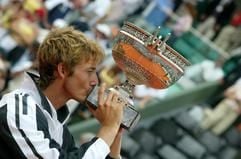 Der Spanier Juan Carlos Ferrero küsst nach dem Sieg bei den French Open in Paris den Siegerpokal. (Foto: dpa)