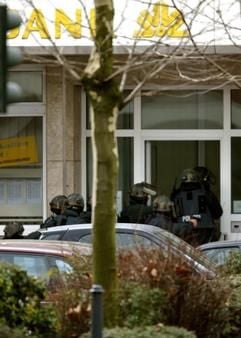 Die Polizei beendete am Freitagmittag die Geiselnahme in einer Bankfiliale in Duisburg. Während Sondereinsatzkräfte das Gebäude stürmten, konnte der Täter jedoch flüchten. (Foto: dpa)