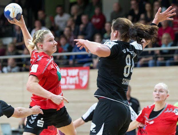 Unions Elisa Möschter (l.) setzt sich gegen Haunstettens Annika Schmid durch und trifft. Die Außenspielerin war eine der besten Wildcats in der Zweitliga-Begegnung.