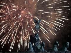 Feuerwerk hinter der Quadriga auf dem Brandenburger Tor in Berlin (Archivbild vom 01.01.2002). Die Silvesterparty am Brandenburger Tor ist nicht ganz so berühmt wie die Love Parade, dafür aber genauso gut besucht. Die Veranstalter erwarten auf der zweieinhalb Kilometer langen Partymeile bis zu einer Millionen Menschen. (Foto: dpa)