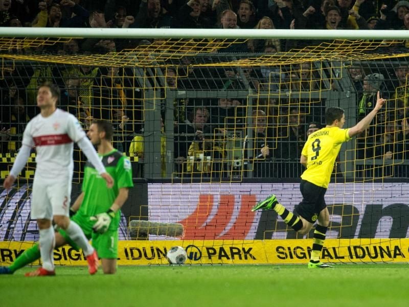 Dortmunds Torjäger Robert Lewandowski (r) dreht nach dem 4:1 jubelnd ab.