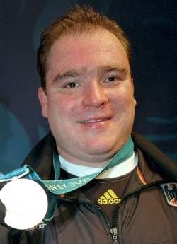 Strahlend präsentiert der deutsche Gewichtheber Ronny Weller am 26. September 2000 im Convention Centre in Sydney nach der Siegerehrung für das Gewichtheben im Superschwergewicht der Männer seine Silbermedaille. Der Superschwergewichtler wäre am Dienstag (11.12.2001) am Redondo Beach bei Los Angeles an der kalifornischen Pazifik-Küste in stürmischer Brandung fast ertrunken, wenn ihn sein Vater nicht gerettet hätte. dpa (Zu dpa 0175 vom 12.12.2001)
