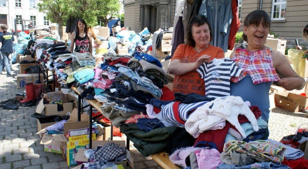 Wie auf einem Basar: Petra Ernst (Zweite von rechts) und Hannelore Ziller (rechts) packten mit an, die Hilfsgüter aus Bochum zu verteilen.