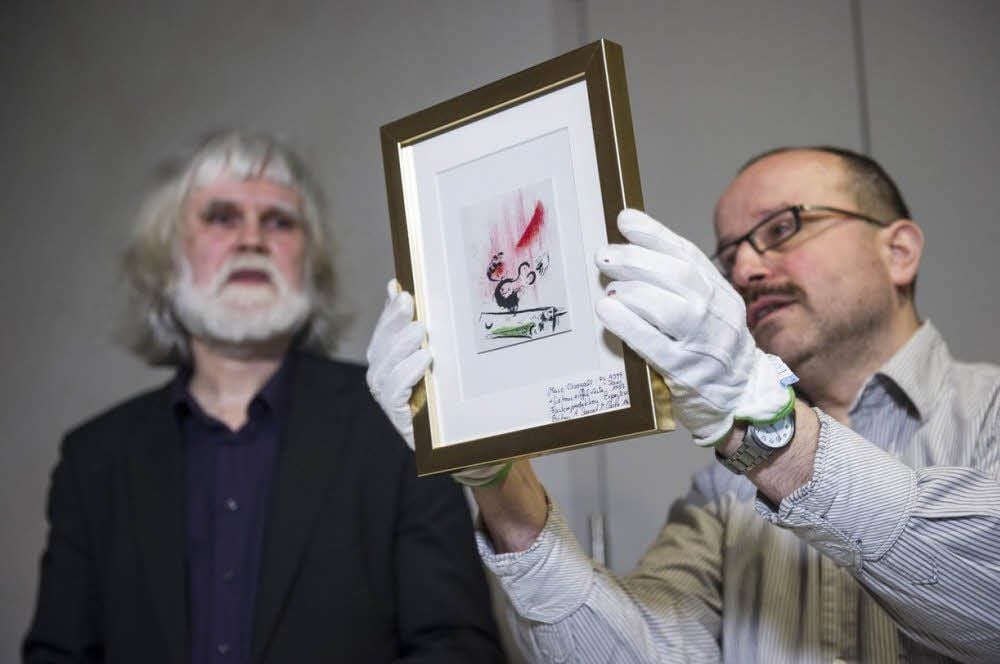 Die Kustoden Ulf Dräger und Wolfgang Büche nahmen die Kunstwerke genau unter die Lupe.