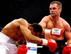 Boxweltmeister Sven Ottke schlägt in der Nacht zum Sonntag (02.06.2002) in der Nürnberger Arena auf seinen Gegner Thomas Tate ein. Ottke verteidigte seinen Weltmeistertitel im Supermittelgewicht nach IBF-Version. Er besiegte den Herausforderer in einem Kampf über 12 Runden einstimmig nach Punkten. dpa/lby