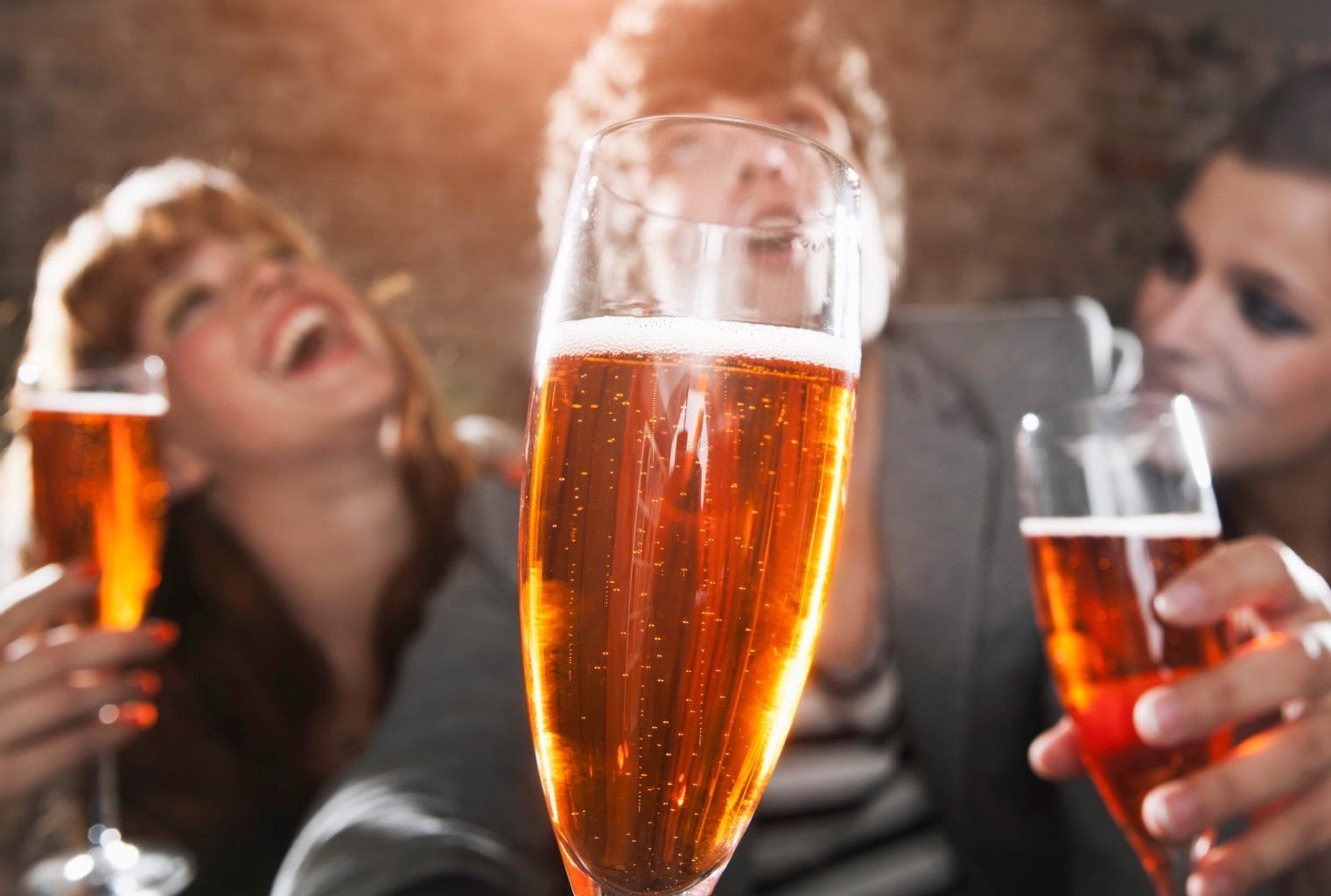 Genießen, statt hemmungslos trinken: Jugendliche sollten lernen, bei Alkohol das richtige Maß zu finden.