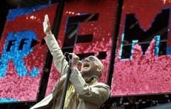 Michael Stipe von R.E.M. im Juli 2003 bei einem Konzert in Hamburg. (Foto: dpa)