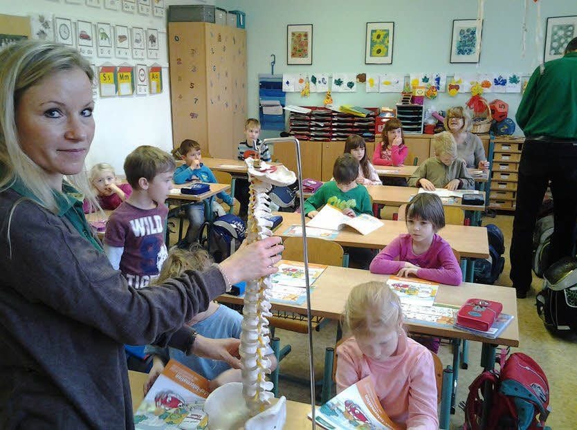 Anne Schmidt von SPOG – Institut für Prävention und Gesundheitsförderung in der 1a der Geschwister-Scholl-Grundschule in Mücheln. Sie erklärte den Kindern zu Beginn die Wirbelsäule.