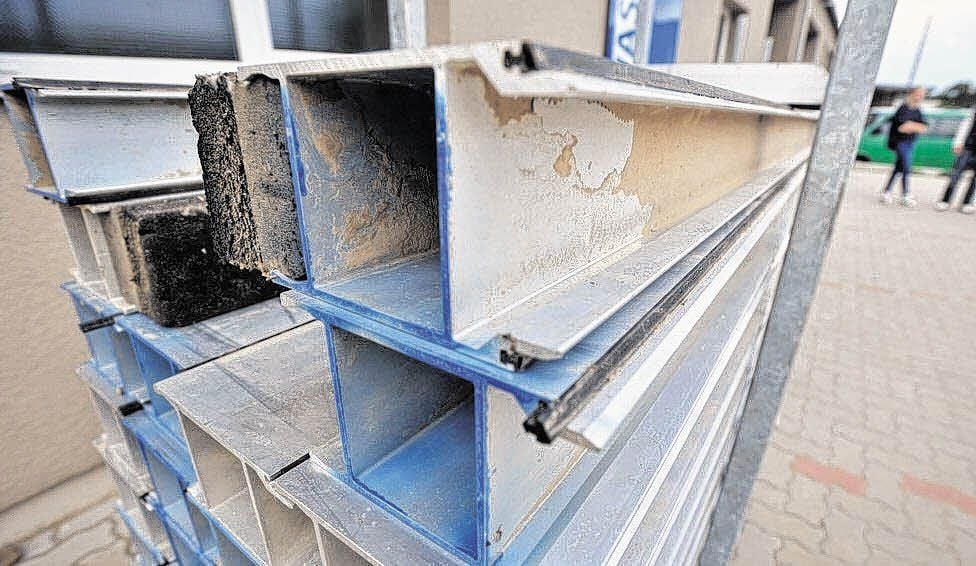 Bevor die Einzelteile wieder in das Lager können, müssen sie komplett gereinigt werden. Für die Arbeiten sind in den Ortschaften die Wasserwehren zuständig.