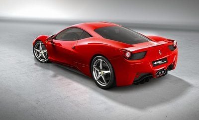 Schönes Heck: Preise für den rund 4,5 Meter langen und 1380 Kilogramm schweren 458 Italia nannte Ferrari noch nicht, «Auto Motor und Sport» geht von «deutlich mehr als 170 000 Euro» aus. (FOTO: DPA)