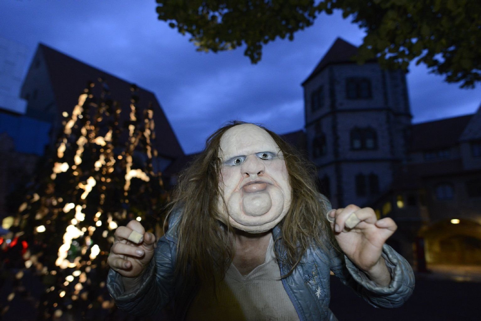 Julia Raab kurz vor ihrem Auftritt mit dem Solostück "Die Dicke - spielt Medea" in der Moritzburg.