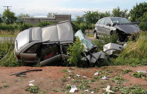 Nach einem Zusammenprall stehen zwei Fahrzeuge an der Unfallstelle auf der Landstraße zwischen Eisenach und Mihla. (FOTO: ZB)
