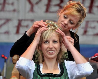 Elvira Zahn, die neue Weinkönigin «Elvira I.» an Saale und Unstrut, wird in Freyburg von der bisher amtierenden Weinkönigin Kerstin Fliege gekrönt. (FOTO: DPA)