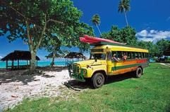 Auf die bunten Busse sollten sich Urlauber auf Samoa nicht verlassen. Wann sie fahren, bleibt für Außenstehende ein Geheimnis. (Foto: dpa)