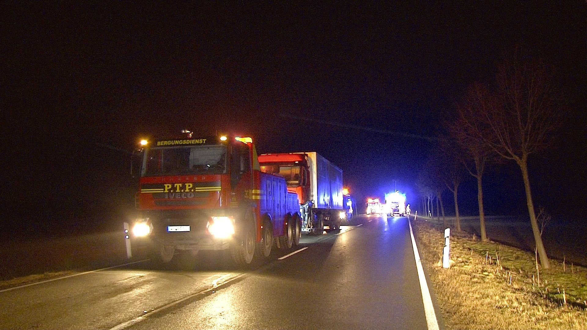 Nachdem der im Hochtaunuskreis (Hessen) zugelassenen Sattelzug aufgerichtet war, wurde er abgeschleppt.
