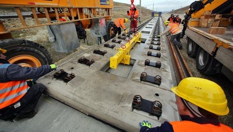 Gleisbauer verlegen so genannte Gleistragplatten am 23.11.2012 auf der ICE-Neubaustrecke Nürnberg-Berlin bei Karsdorf (Sachsen-Anhalt). Insgesamt 34.000 Stück der fünf Tonnen schweren Elemente tragen in Zukunft die Gleise zwischen Erfurt-Leipzig/Halle. (FOTO: DPA)